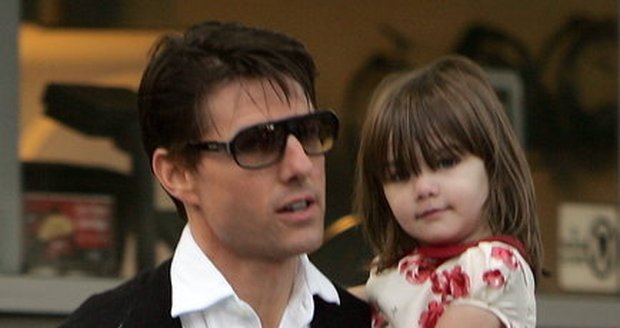 Tom Cruise s malou Suri. Za oblečení pro ni utratí desítky milionů!