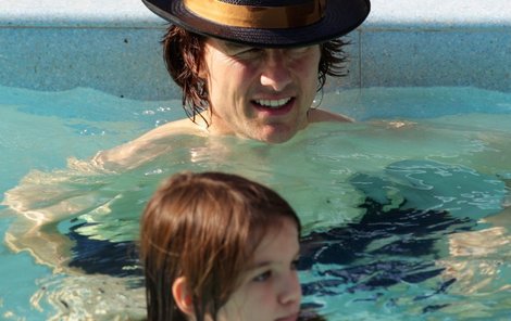 Táta Cruise učí Suri plavat v bazénku.