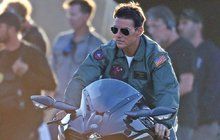 Tom Cruise a Top Gun po 32 letech: Na plac zase přifrčel na mašině