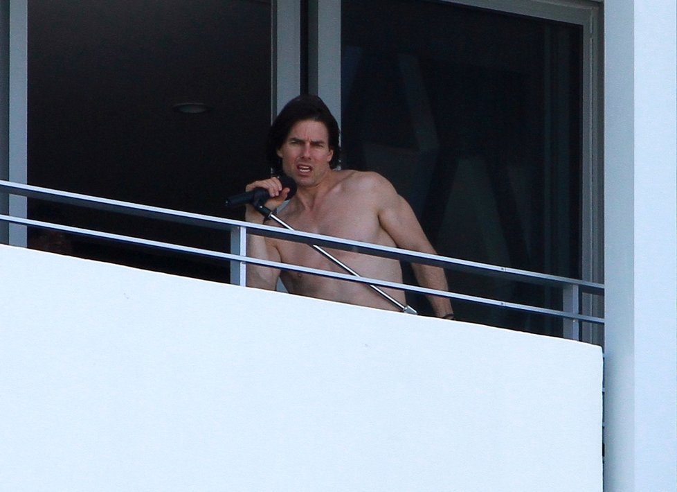 Když se Tom vykoupal, odešel na hotelový pokoj, na jehož balkoně si cvičil svou roli.