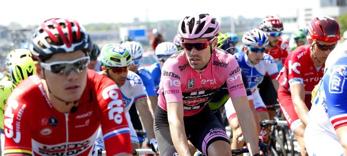 Tom Dumoulin (uprostřed) znovu oblékne růžový dres