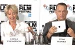 Tom Hanks se nudil na tiskové konferenci.