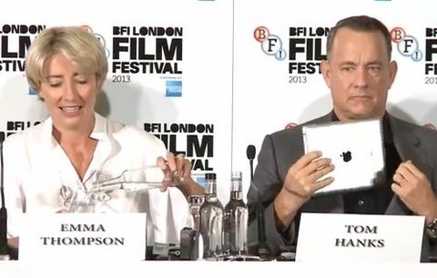 Tom Hanks teď krade iPady: Takhle si krátil čas na tiskovce
