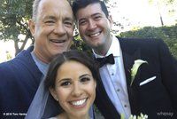Celebrity na síti: Novorozená holčička Adama Levina a Tom Hanks na svatebním focení