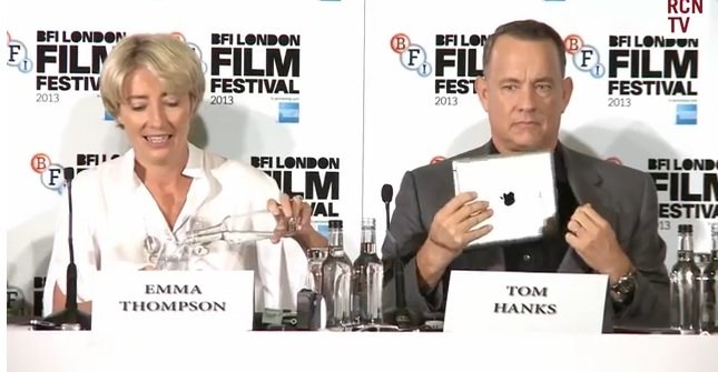 Tom Hanks se nudil na tiskové konferenci.