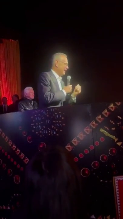 Tom Hanks měl problém udržet mikrofon.
