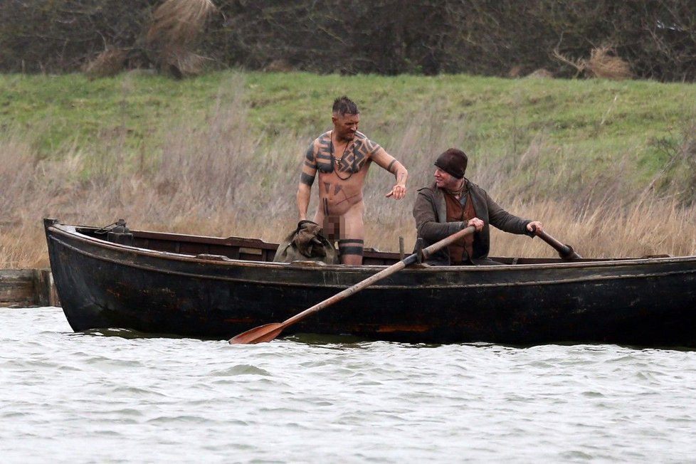 Tom Hardy se nestyděl a před kamerou se předvedl v celé své mužné pýše