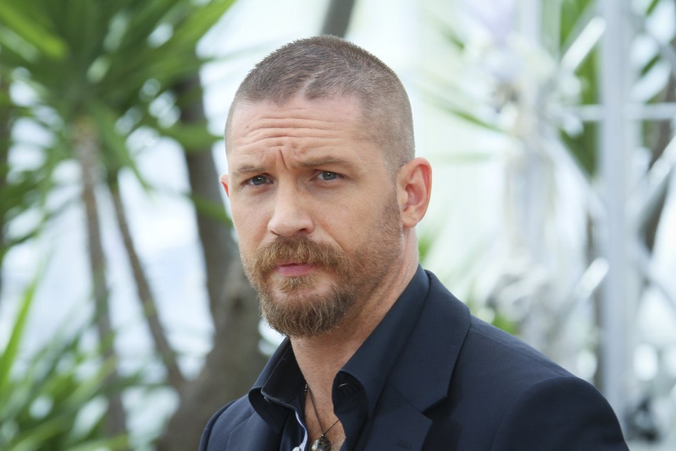 Tom Hardy, představitel Banea ve filmu Temný rytíř povstal, by byl Bondem - drsňákem.