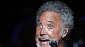 Tom Jones zkolaboval! Zrušil koncert kvůli dehydrataci