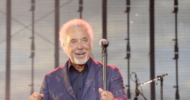 Tom Jones zazpíval několik svých hitů.