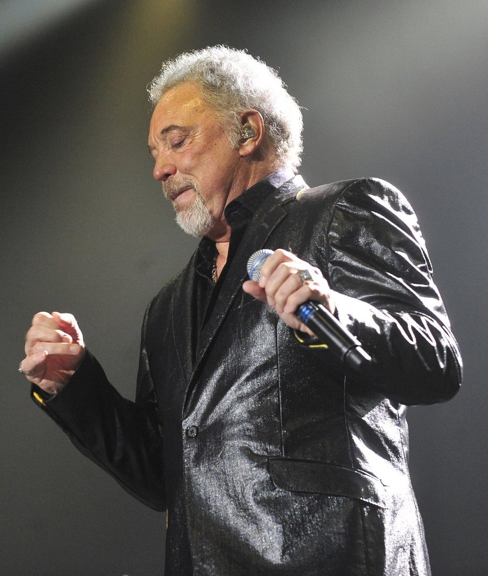 Tom Jones vystoupil na koncertě v pražské O2 areně