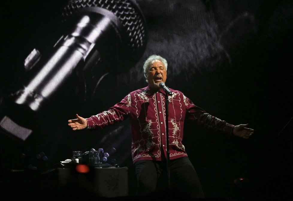 Tom Jones musel kvůli nemocné kyčli zpívat ze stoličky