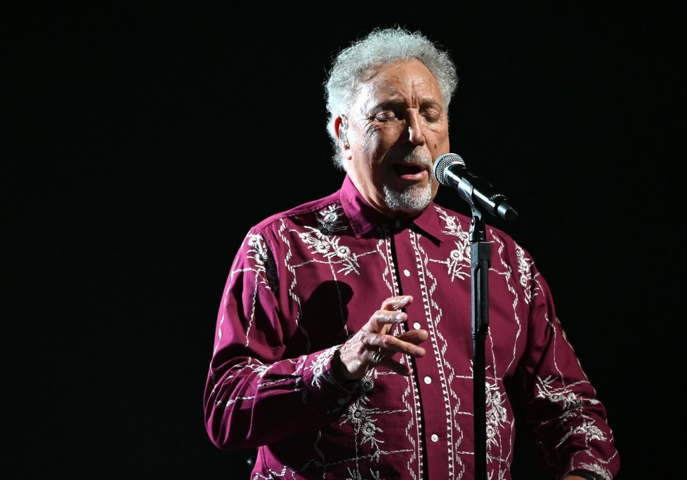 Tom Jones musel kvůli nemocné kyčli zpívat ze stoličky