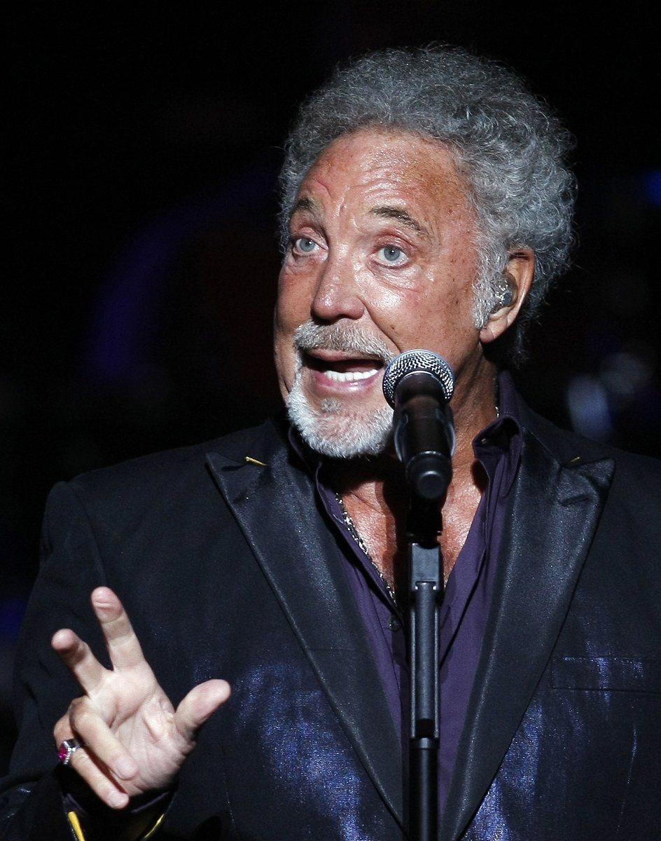 Mnoho mužů se porostu na své hrudi zbavuje, zpěvák Tom Jones je na něj hrdý.