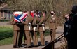 Pohřeb britského kapitána ve výslužbě Toma Moorea, který zemřel ve věku 100 let, proběhl v anglickém Bedfordu (27.2.2021)