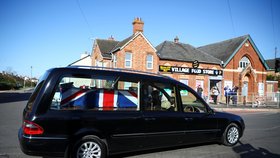 Pohřeb britského kapitána ve výslužbě Toma Moorea, který zemřel ve věku 100 let, proběhl v anglickém Bedfordu (27. 2. 2021).