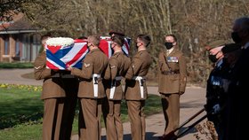 Pohřeb britského kapitána ve výslužbě Toma Moorea, který zemřel ve věku 100 let, proběhl v anglickém Bedfordu (27. 2. 2021).