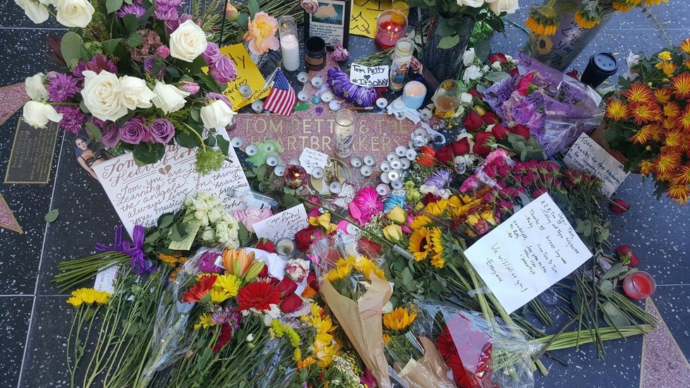 Fanoušci uctívají památku zesnulého Toma Pettyho u jeho hvězdy na chodníku slávy.