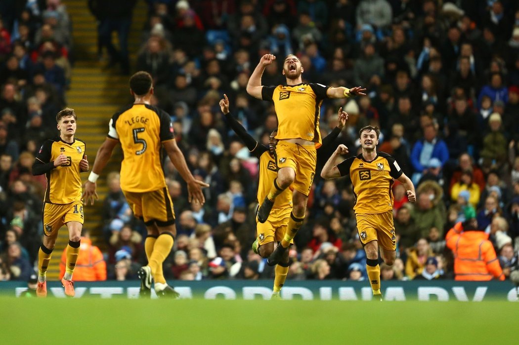 Tom Pope slaví gól v utkání Manchester City versus Port Vale - FA Cup, stadion Etihad