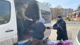Tom na Ukrajinu přivezl tunu jídla a lékařských potřeb.