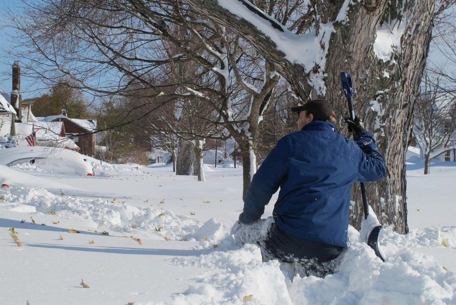 Tom Wilson z West Senecy se snaží prohrabat vysokým sněhem