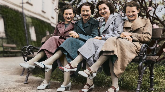 Na fotografii jsou zachyceny mladé ženy na lavičce před zlínským zámkem v roce 1936. Tyto dívky byly studentkami Baťovy školy práce.