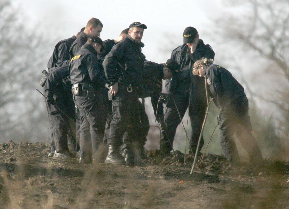 Policisté museli pole u Číčovic důkladně prohledávat, aby nalezli všechny části dívčina těla...