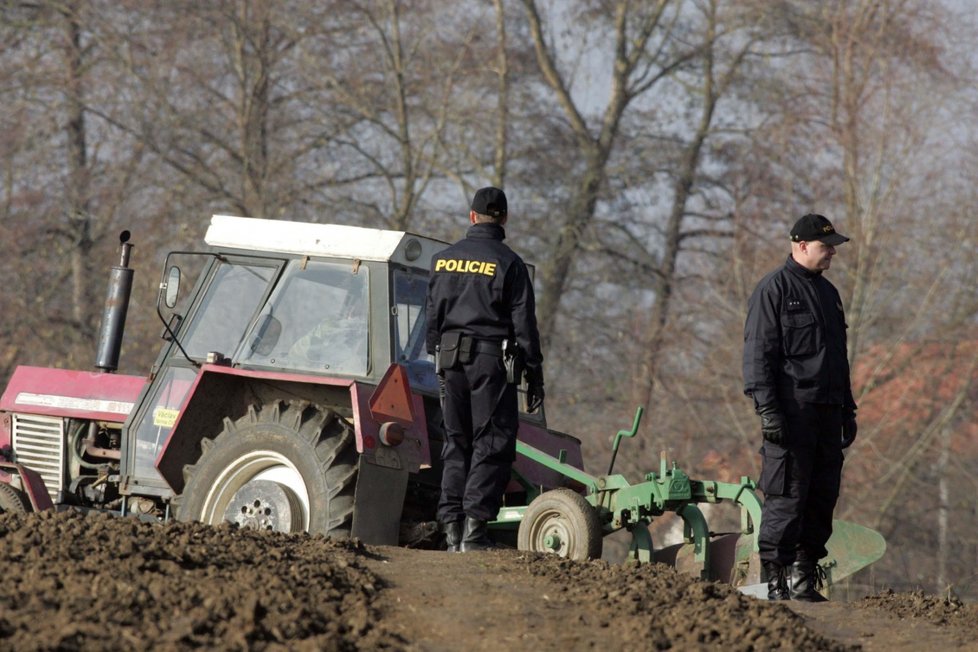 Policisté museli pole u Číčovic důkladně prohledávat, aby nalezli všechny části dívčina těla...