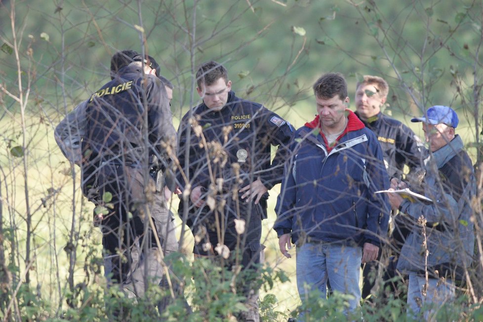 Policisté museli pole u Číčovic důkladně prohledávat, aby nalezli všechny části dívčina těla...