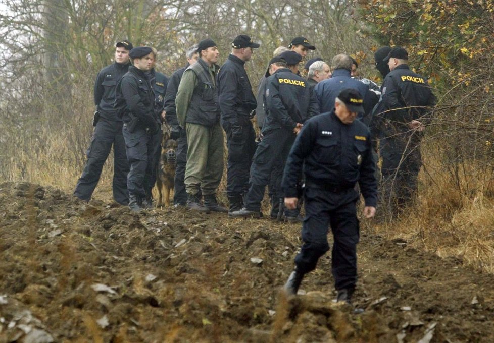 Policisté museli pole u Číčovic důkladně prohledávat, aby nalezli všechny části dívčina těla...