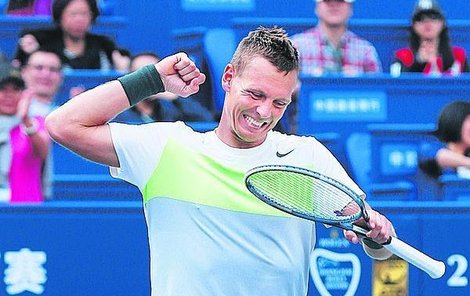 Berdych slaví postup do semifinále.