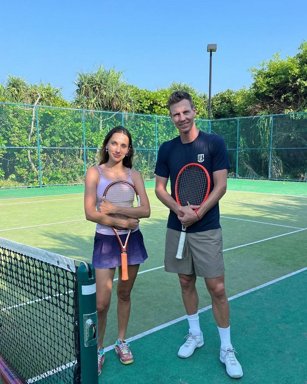 Tomáš Berdych coby partner k pinkání. Nebyl na všechno sám, v resortu mu pomáhala i tenisová trenérka