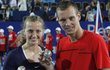 Petra Kvitová a Tomáš Berdych se po triumfu na Hopman Cupu chlubí svými diamantovými míčky.