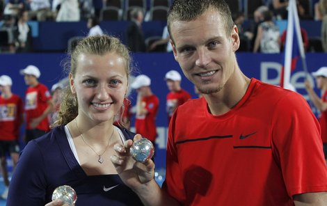 Petra Kvitová a Tomáš Berdych se po triumfu na Hopman Cupu chlubí svými diamantovými míčky.