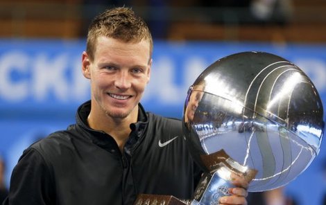 Berdych s vítěznou trofejí.