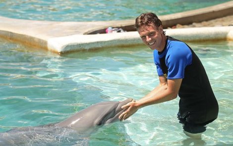 Berdych s delfínem v miamském akváriu.