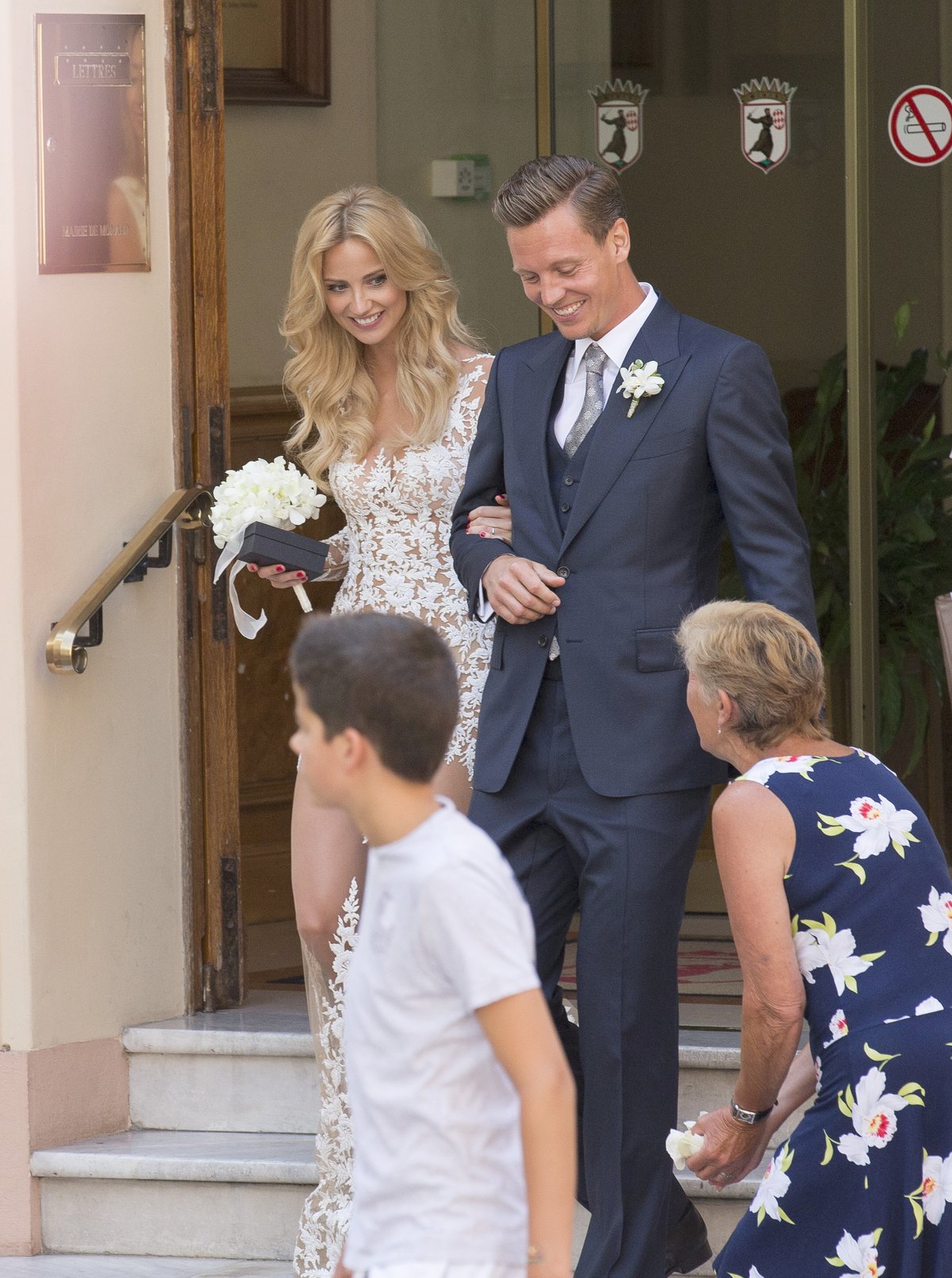 Monako, La Mairie, 17. červenec 2015 Stejné dveře jiní manželé. Tomáš Berdych si odváděl Ester už jako manželku.