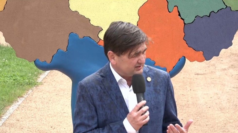 Při zahajování kampaně ODS k senátním a krajským volbám pršelo. (24. 6. 2020)