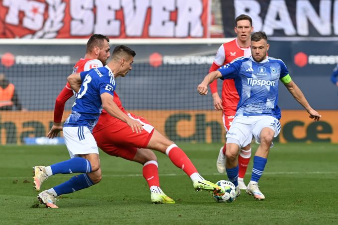 ONLINE: Olomouc - Slavia 0:0. Hosté tlačí, Koutného minela brankou neskončila ONLINE: Olomouc - Slavia 0:0. Hosté tlačí, Koutného minela brankou neskončila