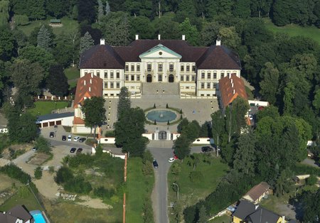 Letecký snímek zámku v Kolodějích, který koupil milirdář Tomáš Chrenek