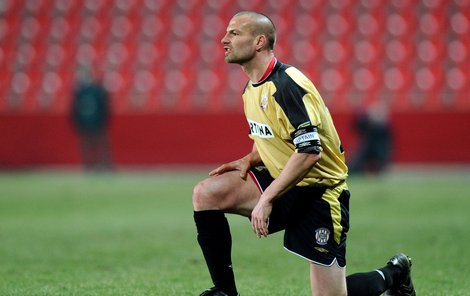 Tomáš Došek se během několika let ve Zbrojovce stal brněnským patriotem. Teď je na kolenou, stejně jako klub zmítaný nejistotou z budoucnosti.