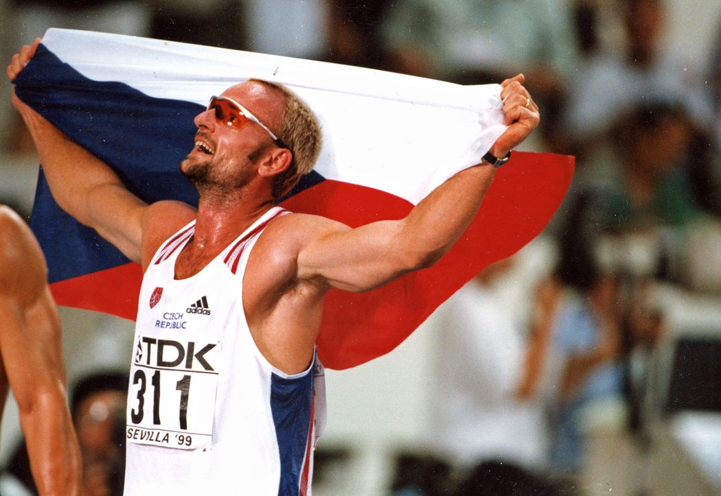 Dvořákova radost ze zisku zlata na světovém šampionátu ve španělské Seville v roce 1999