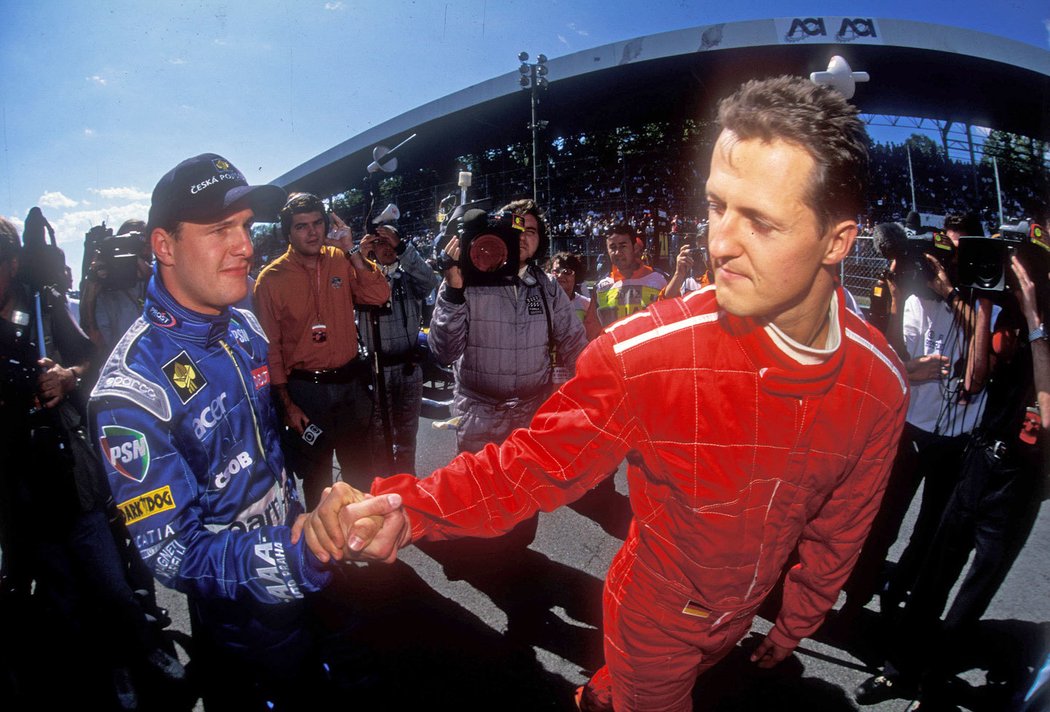 Michael Schumacher obešel před startem závodu v Monze všechny jezdce a podal jim ruku