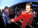 Gesto Michaela Schumachera s debutantem Tomášem Engem v neděli 16. září 2001 v italské Monze