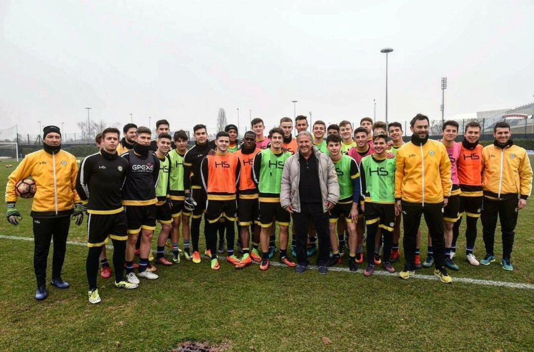 Hráči Udine s legendárním brazilským fotbalistou Zicem, který v italském klubu působil dva roky
