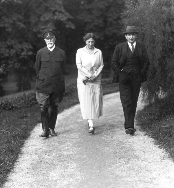 Zleva : prezident Tomáš Garrigue Masaryk, dcera dr. Alice Masaryková a syn Jan na procházce v zámecké zahradě.
