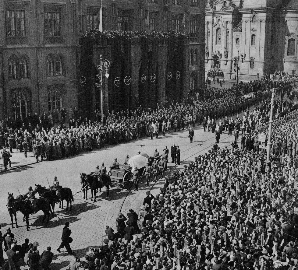 T. G. Masaryka vezli při pohřbu Prahou na lafetě.