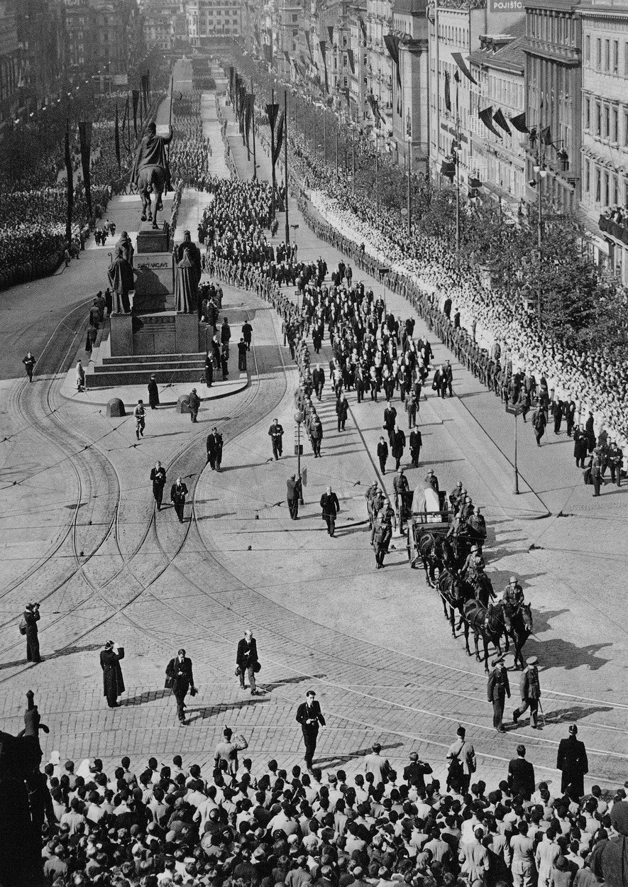 T. G. Masaryka vezli při pohřbu Prahou na lafetě.