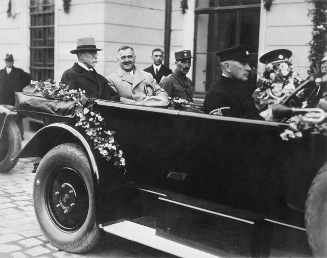 Prezident Masaryk při návštěvě Židlochovic, tentokrát v otevřeném automobilu