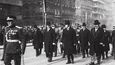Je pátek 27. září 1929 – prezident Masaryk přichází složit hold u pomníku světce na Václavském náměstí